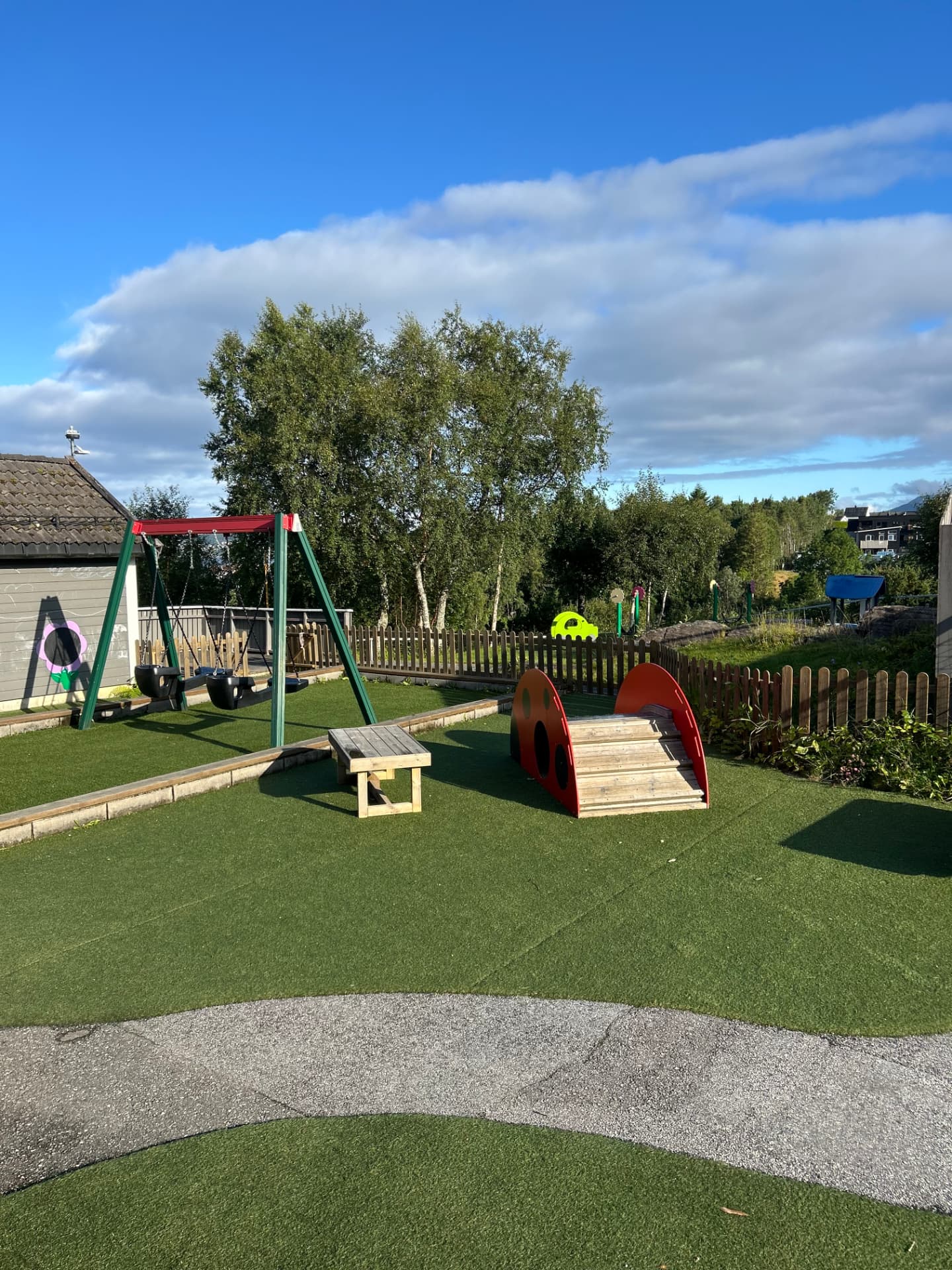 Lekeplass med huskestativ og klatrestativ
